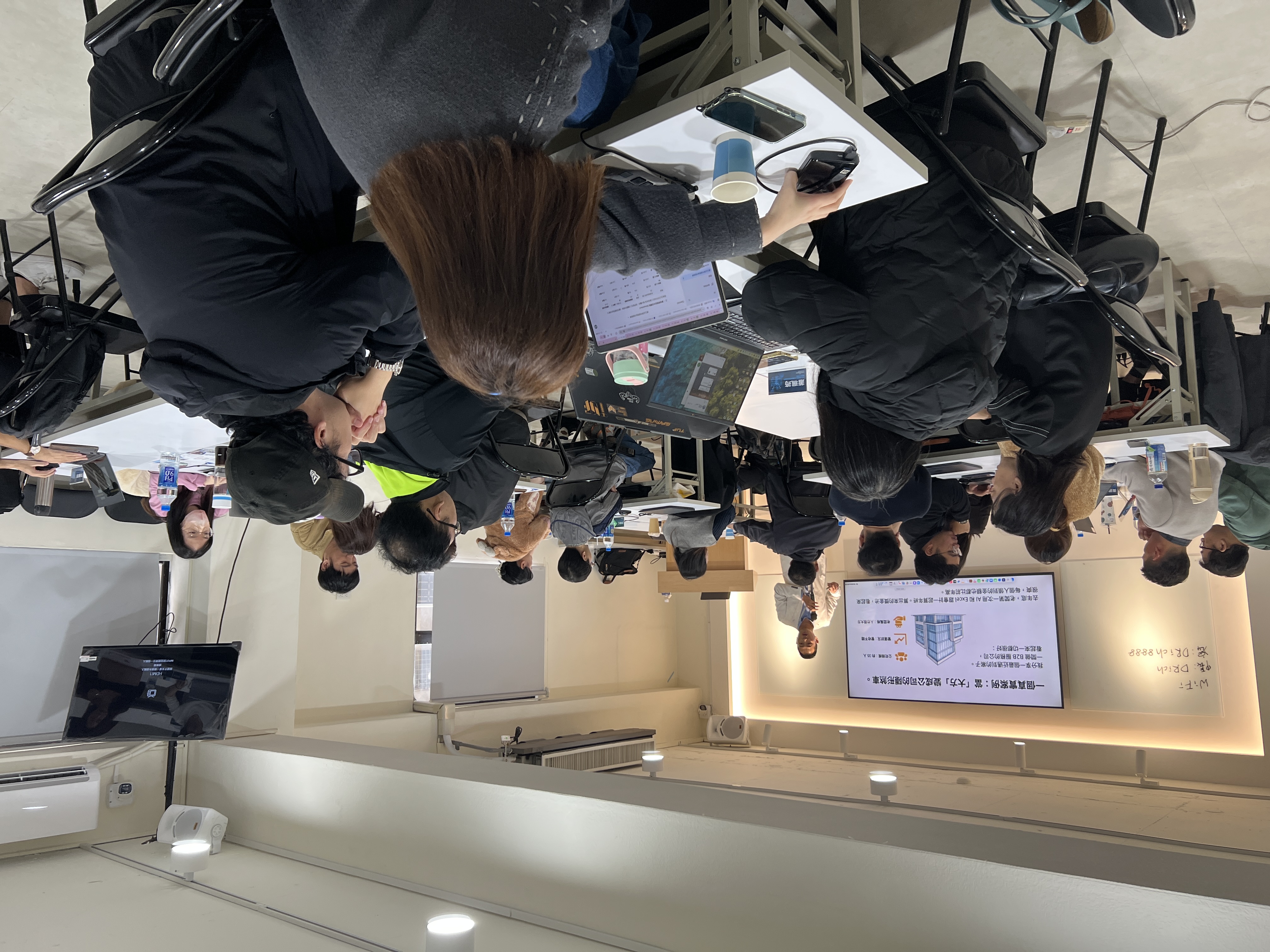 講師在課堂上以實際數字與案例拆解企業風險與擴展問題